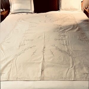 Linen Embroidered South American Tablecloth 64”x49. 6 Matching Napkins. NWT